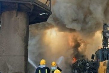 طواقم الدفاع المدني تسيطر على حريق داخل أحد مصانع الخردة في أريحا