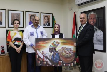 وزير الثقافة يهدي عملاً فنياً لسفارة جنوب إفريقيا تقديرا لمساندتها للقضية الفلسطينية