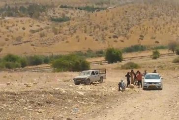 مستوطنون يسيجون طريقا ويضرمون النار بأراضي في الاغوار