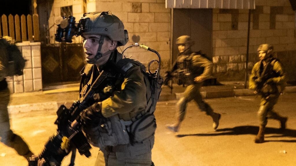 اعتقالات بالضفة- الاحتلال يفجر أجزاء منزل في نابلس