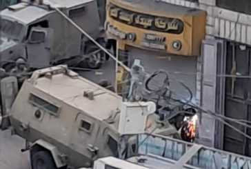 الاحتلال يغلق شركة صرافة في إذنا ويصادر محتوياتها (صور