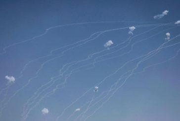 إطلاق صواريخ من خان يونس يشعل حريقا بمستوطنة كيسوفيم