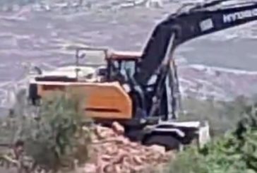 جرافات الاحتلال تجرف أراضي المواطنين في اسكاكا