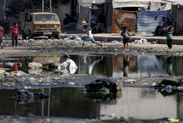بلدية خان يونس تدعو النازحين القاطنين في برك تجميع مياه الأمطار لمغادرة خيامهم فورا