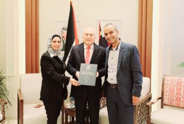محافظ سلفيت ووزير الاقتصاد يشيدان بباحثة حصلت على درجة الماجستير في العلاقات العامة المعاصرة