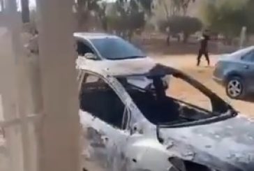 مستوطنون يحرقون مركبات في دير دبوان شرق رام الله