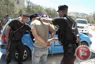 الشرطة تقبض على مطلوب صادر بحقه أحكام غيابية بالسجن مدة 3 سنوات في الخليل