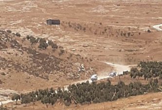 مستعمرون يضرمون النار في منزلين ومسجد ويخربون ممتلكات في مسافر يطا جنوب الخليل