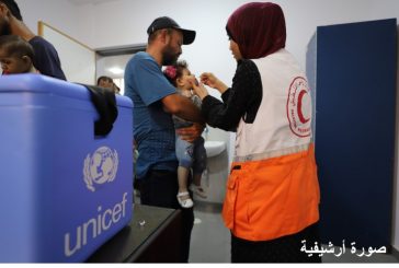 الهلال الأحمر يبدأ حملة تطعيم ضد شلل الأطفال ويعزز المناعة بفيتامين 