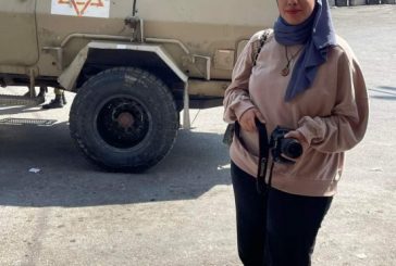 جنود الاحتلال ينكلون بصحافية وشاب على حاجز 