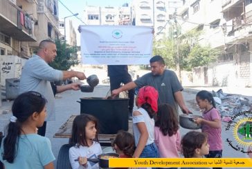 جمعية تنمية الشباب توزّع 1350 وجبة طعام ساخنة وطازجة على النازحين في شمال القطاع