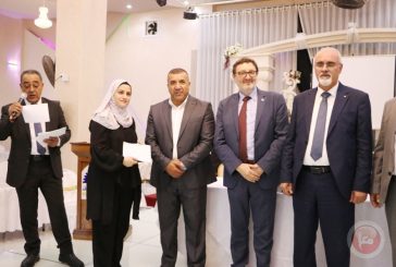 محافظ الخليل ووزير الزراعة يسلمان مساعدات مالية ضمن مشروع 