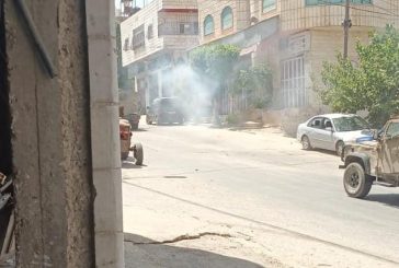 قوات الاحتلال تعتقل شابا من بيت أمر وتعتدي بالضرب المبرح على 3 من أفراد اسرته