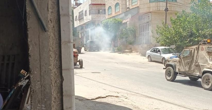 الاحتلال يداهم عشرات المنازل في بلدة بيت أمر