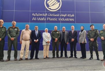 قائد منطقة الخليل يُشيد بأداء الصناعات البلاستيكية الوطنية