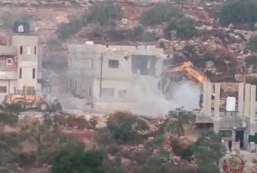 شاهد- الاحتلال يهدم منزلا من طابقين جنوب نابلس