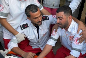 وداع بلا مقدمات.. عندما حمل متطوع الهلال الأحمر الفلسطيني والدته دون أن يعرفها