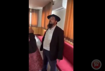 شاهد- مستوطن يقتحم مسجدا في بيت صفافا للصلاة فيه