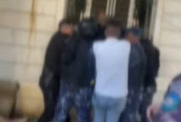 فيديو- الشرطة والدفاع المدني يسيطرون على شخص من أصحاب السوابق في حلحول