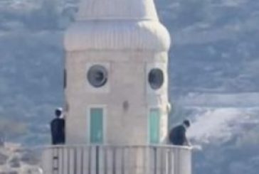 مستوطنون يدنسون مسجدا في دورا ويبثون أغان عبر مئذنته