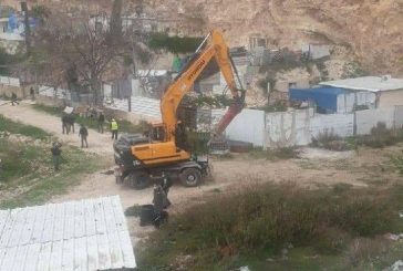 الاحتلال يهدم منزلا وبركسات زراعية ويعتقل مواطنين جنوب غرب الخليل