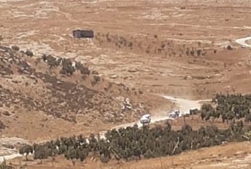 مستوطنون يحرثون اراضي المواطنين جنوب الخليل