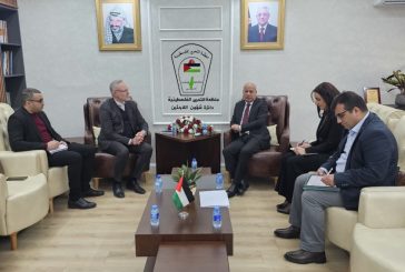 أبو هولي يطالب السويد بإعادة النظر في قرار وقف تمويلها للأونروا