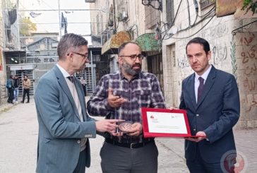 منح جائزة حقوق الإنسان وسيادة القانون الفرنسية الالمانية للناشط عيسى عمرو على حاجز عسكري