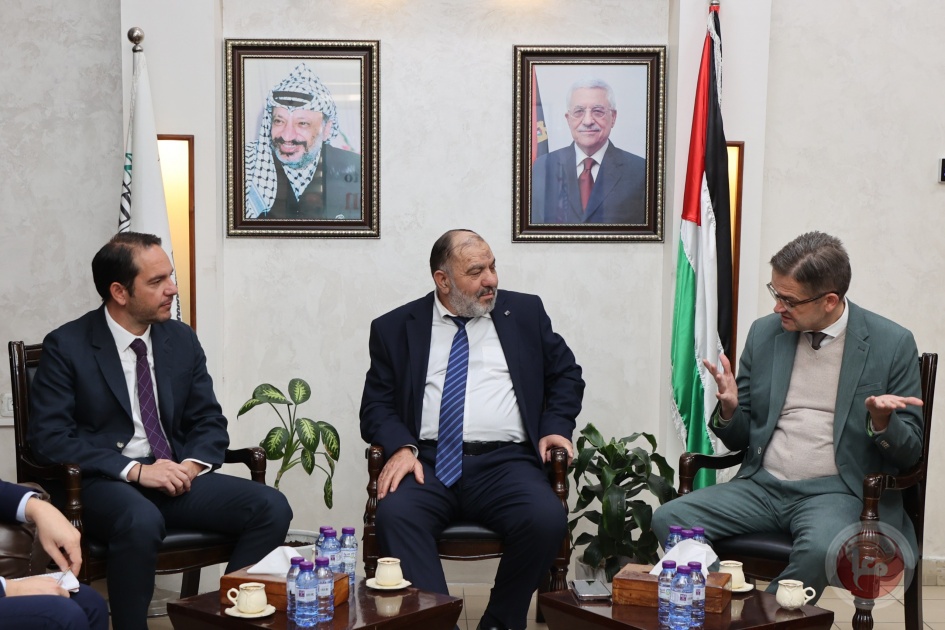 رئيس بلدية الخليل يُطلع القنصلين الفرنسي والألماني على انتهاكات الاحتلال ومستوطنيه في المدينة