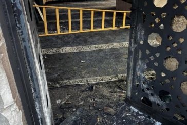 مستوطنون يحرقون مسجدا في قرية مردا ويخطون شعارات معادية