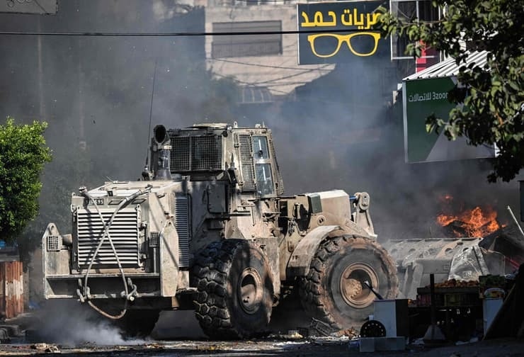 الاحتلال يفجر منازل في مخيم طولكرم