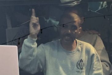 اسرى الدفعة الثالثة يعانقون الحرية