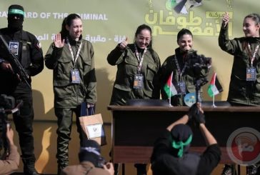 بلباسهن العسكري.. القسام تسلم الأسيرات الإسرائيليات