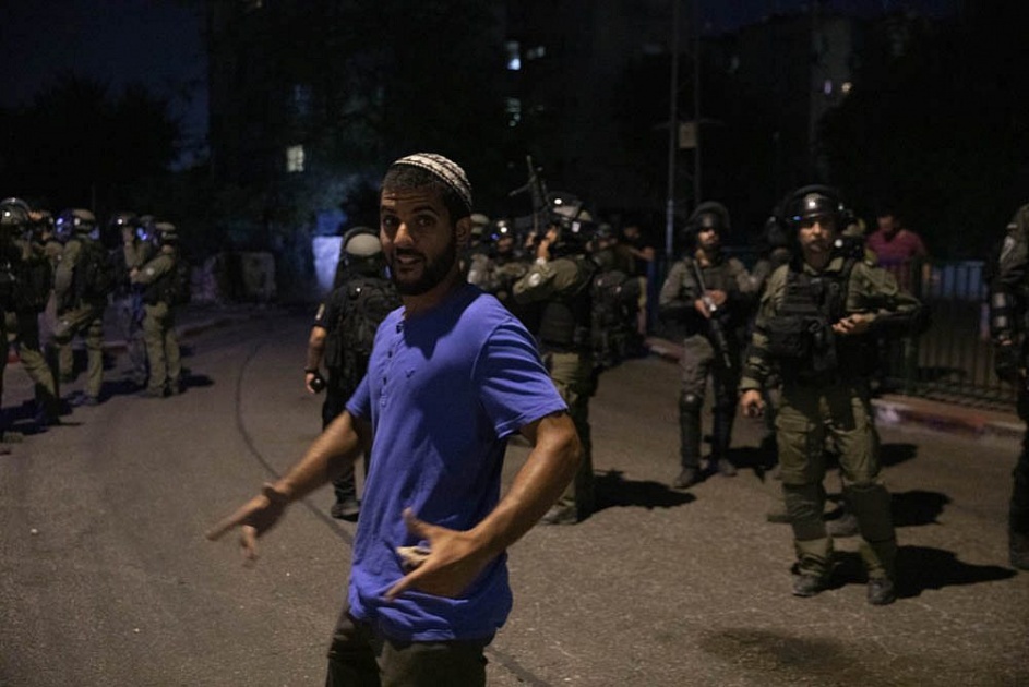 مستوطنون يهاجمون مركبات المواطنين ويغلقون عدة طرق في الضفة