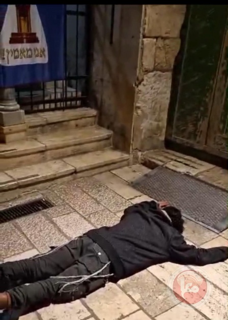 مستوطن يعلّق علم “الهيكل المزعوم” على بوابة الأوقاف الإسلامية