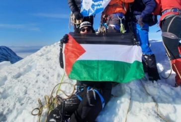 متسلقون الجبال من اليونان يرفعون علم فلسطين على قمة أعلى جبل