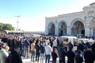 50 ألف مصل يؤدون الجمعة في الأقصى وسط قيود على دخول المصلين