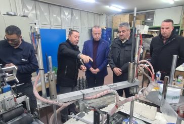 مدير الضابطة الجمركية في الخليل يزور منشآت صناعية