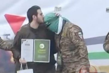 لقطة تهز العالم.. جندي اسرائيلي يقبل رؤوس كتائب القسام (فيديو)