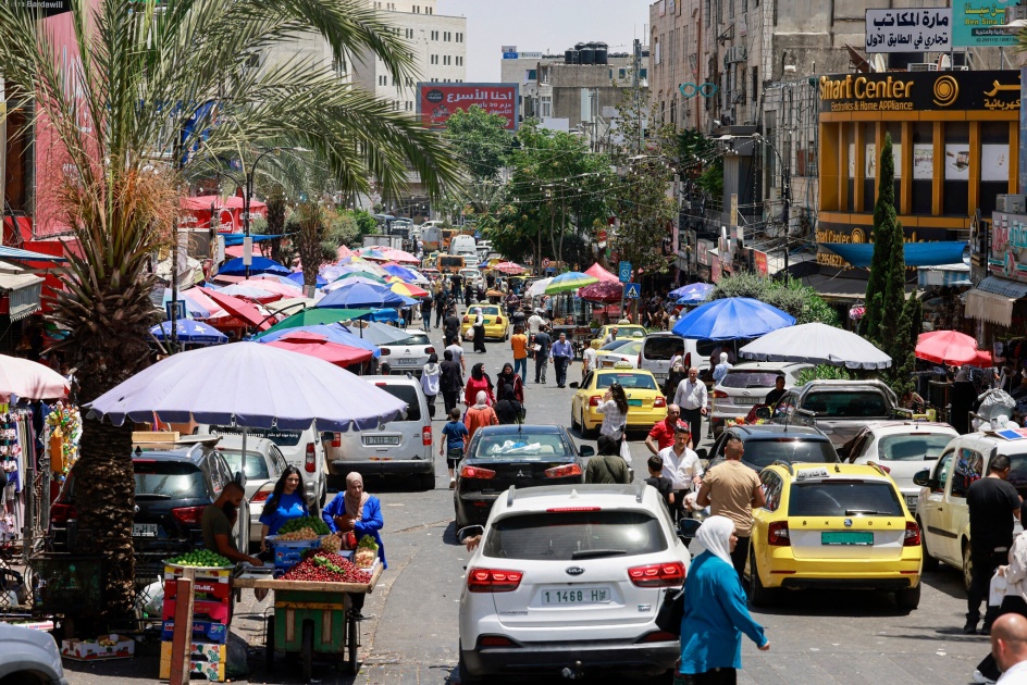 خبير اقتصادي يتوقع صرف الرواتب بنسبة 70% خلال يومين