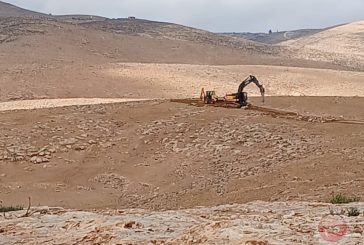 مستوطنون يشقون شارعا استيطانيا في مسافر يطا