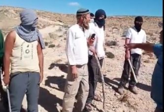 رام الله : مستعمرون يعتدون على عائلة ويقطعون خطوط مياه وكهرباء في الطيبة