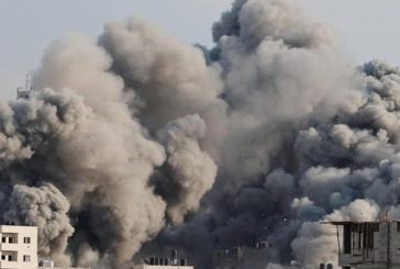 طواقم الدفاع المدني تقوم بالبحث عن أشخاص ناجين من منزل مهدم بجنين