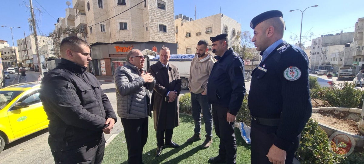 الشرطة وغرفة الخليل يقومان بجولة ميدانية للاطلاع على الخطة المرورية لشهر رمضان