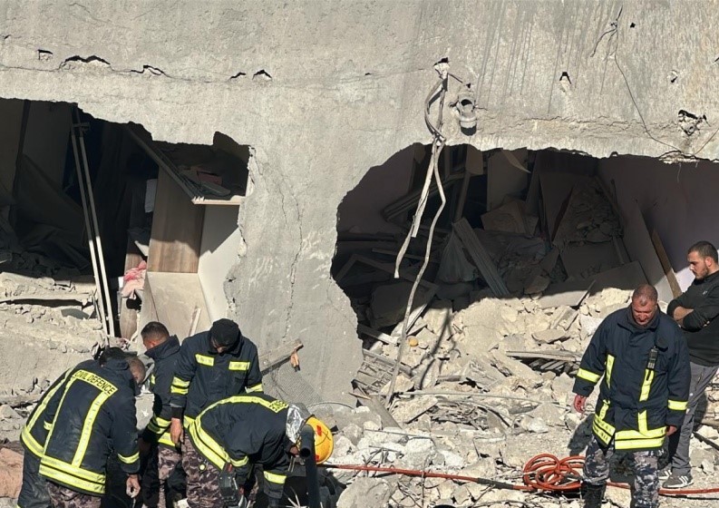 الدفاع المدني يخلي أحد المحاصرين من البناية المهدمة بمخيم جنين