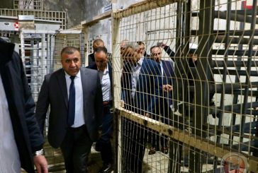 محافظ الخليل يؤدي صلاة العيد في الحرم ويضع اكليلا من الزهور على ضريح الشهداء