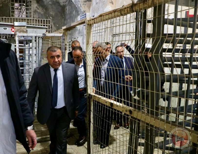 محافظ الخليل يؤدي صلاة العيد في الحرم ويضع اكليلا من الزهور على ضريح الشهداء