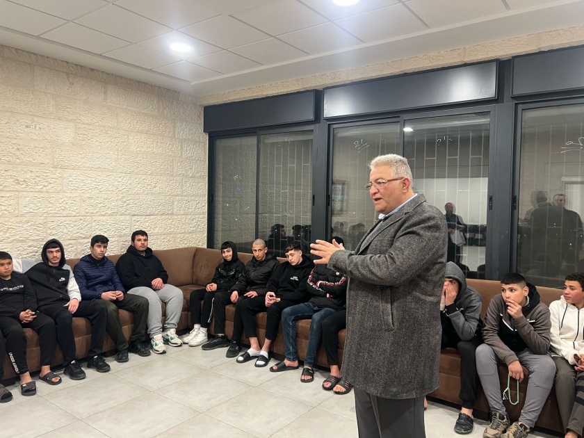 أبو كشك يتبنى التعليم الجامعي للطلبة الأيتام في مدرسة المعهد