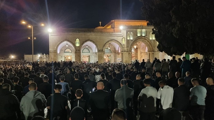 100 ألف يؤدون صلاتي العشاء والتراويح في المسجد الأقصى
