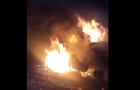 مستوطنون يحرقون مركبات عدة مواطنين برام الله